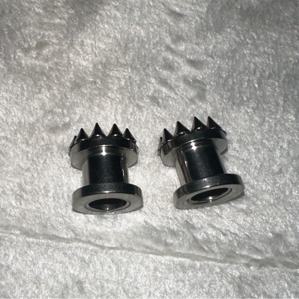New 8 mm Ear Plugs piercings Earrings lobes never worn